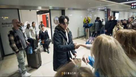 Берлин әуежайында шетелдік фанат Димашқа күй шертіп берді