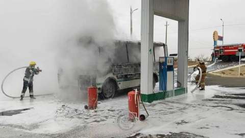 Атырауда жанармай құю бекетінің аумағында автобус өртенді