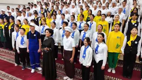 Жұмысшы мамандықтар жылы: Астанада «Еңбек адамы» әніне бейнебаян түсірілді - ВИДЕО