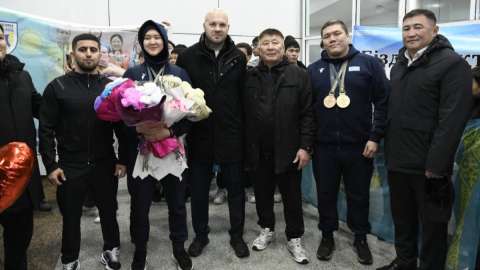 Астаналықтар Жапонияда өтіп жатқан Сурдлимпиада ойындарынан жеңіспен оралған спортшыларды қарсы алды