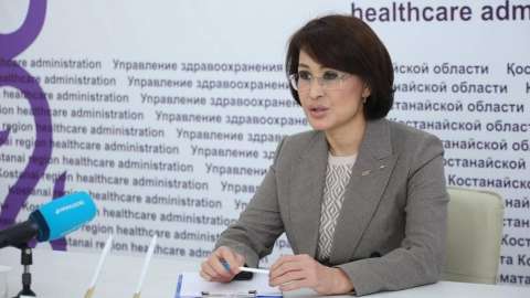 Ақмарал Әлназарова ұшақта есінен танып қалған бойжеткенге көмек көрсетті (ВИДЕО)