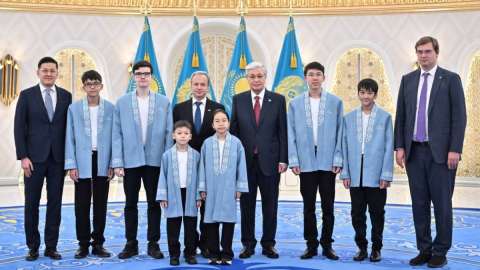 Мемлекет басшысы әлем біріншіліктерінде топ жарған жас шахматшылармен кездесті
