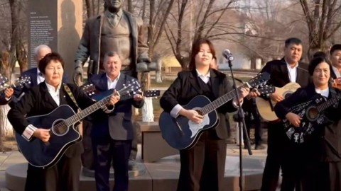 Атырауда 60 гитарашы бір мезетте Табылды Досымовтың әнін шырқады (ВИДЕО)