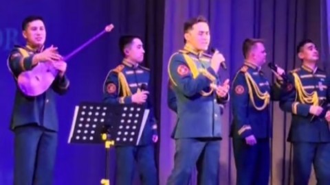 Ұлттық ұлан ерлер хоры домбыраның сүйемелдеуімен Linkin Park хитін орындады