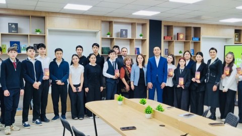 Астана мәслихат депутаты жазушы Төлен Тілеубайдың кітабын оқушыларға сыйға тартты