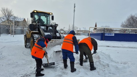 Астанада үш мыңнан астам жұмысшы қар күреуге шықты