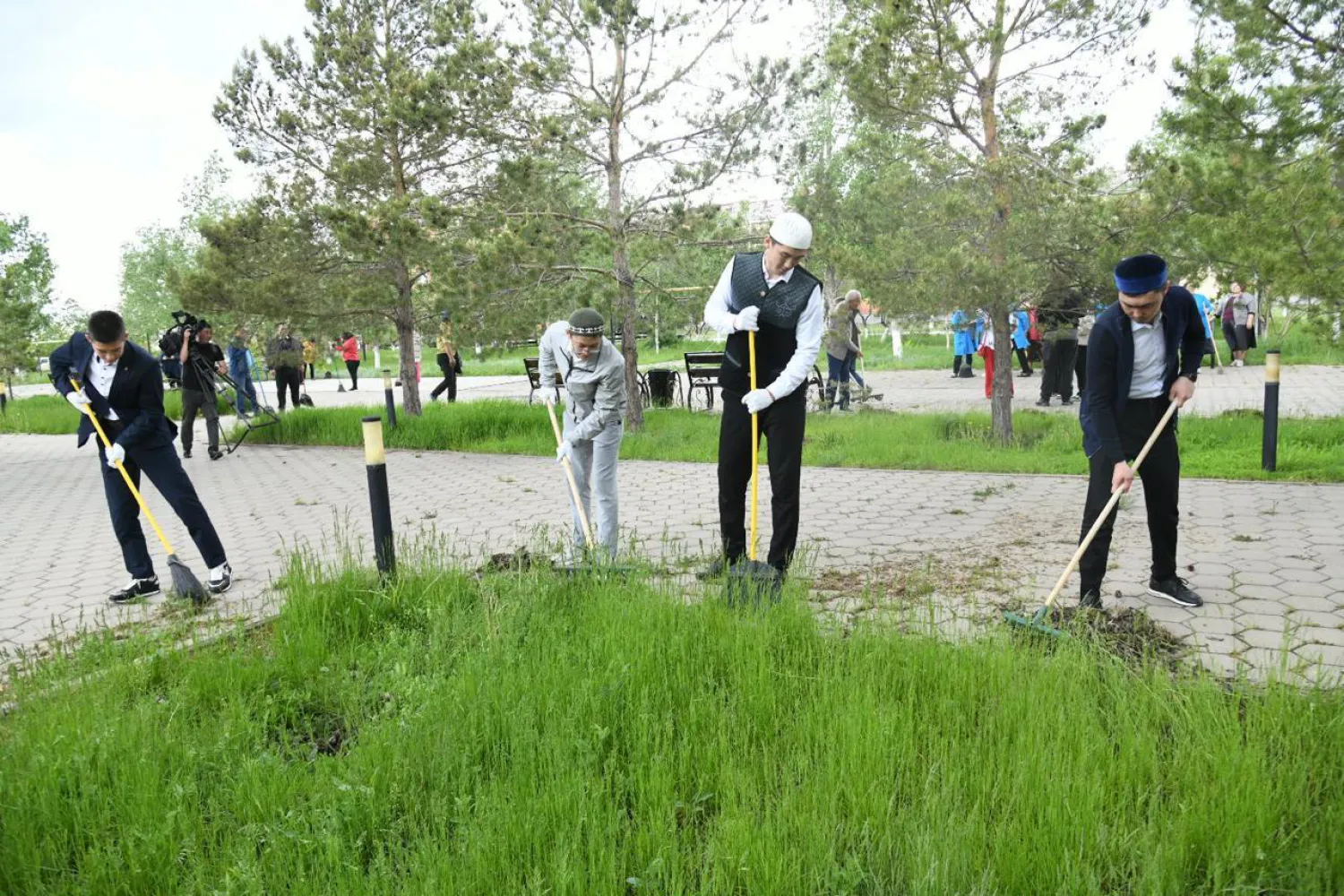 Елордада медресе студенттері сенбілік өткізді