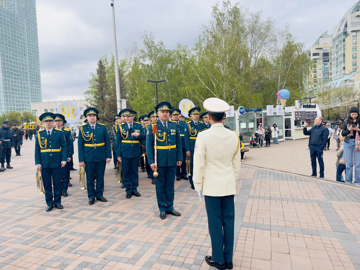 Әскери оркестр елордалықтарға мерекелік көңіл-күй сыйлады