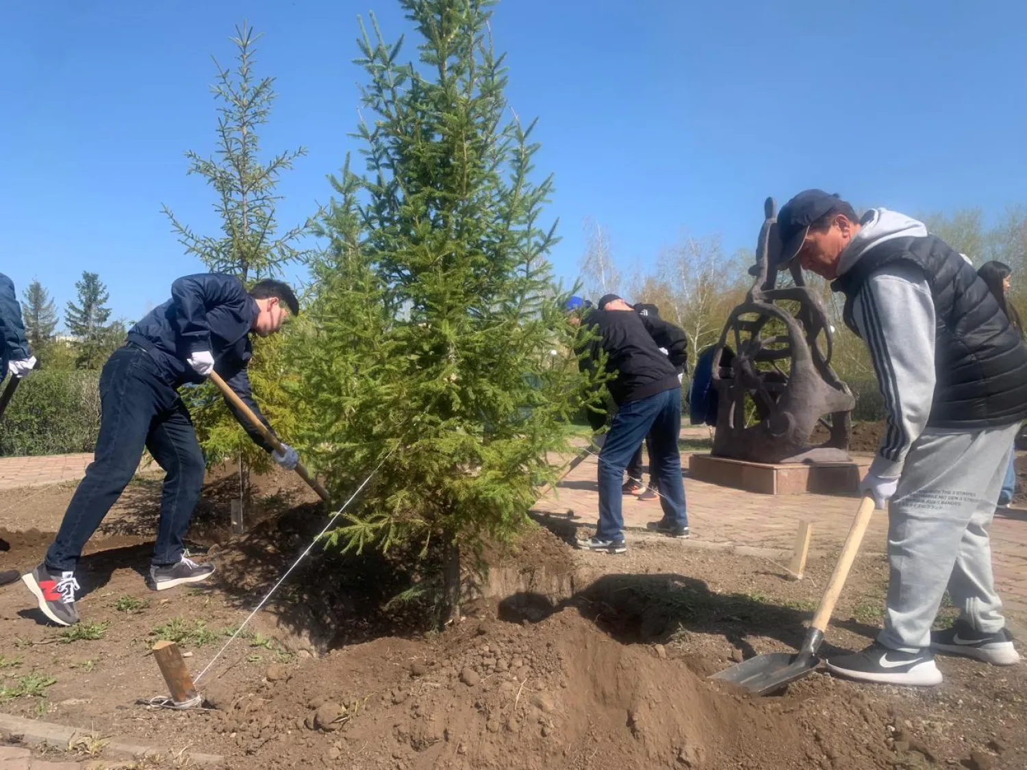 Елорданың зиялы қауымы көгалдандыру жұмыстарына атсалысты