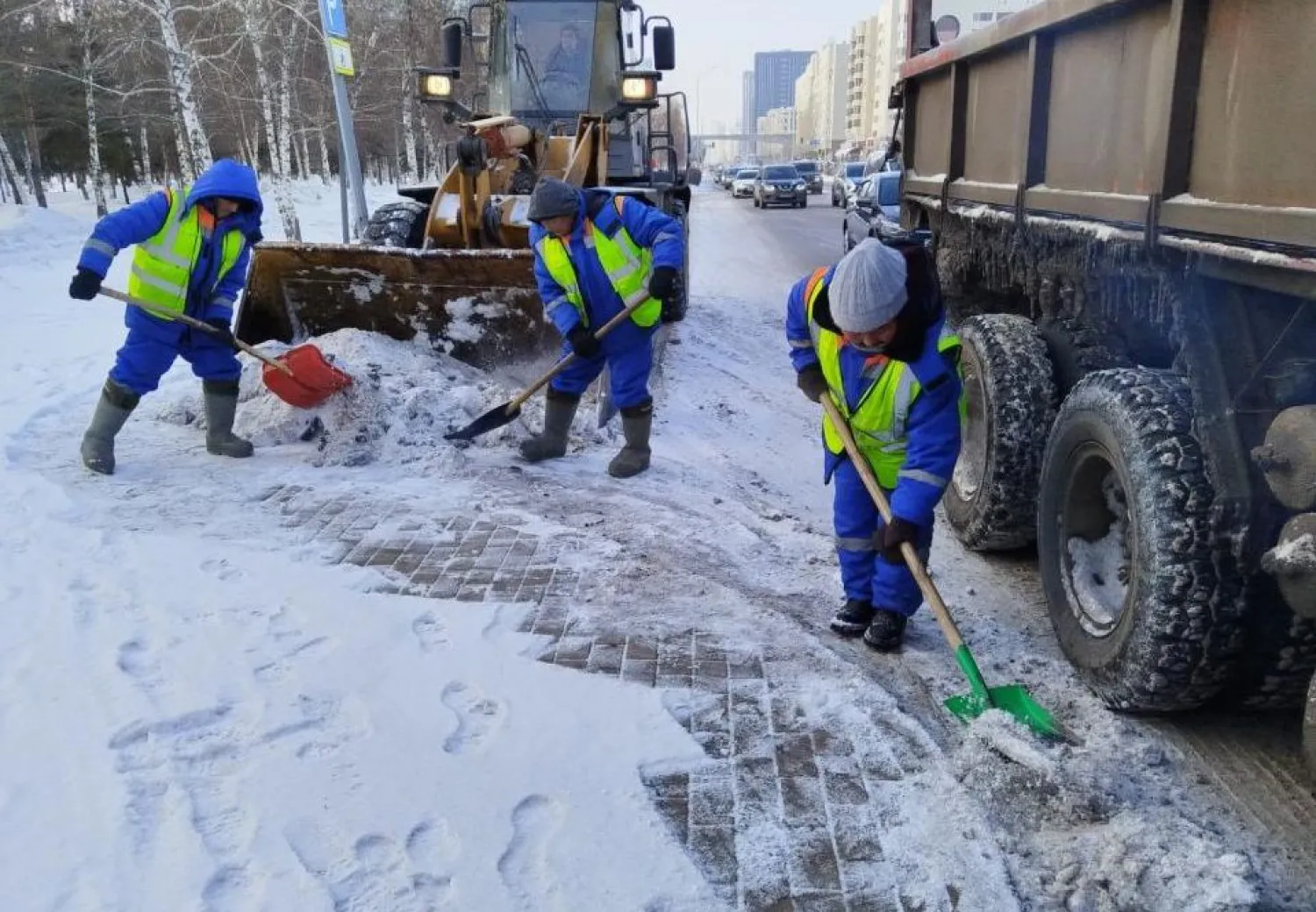 Астанада қар күреуге 2 мыңнан астам жұмысшы шықты