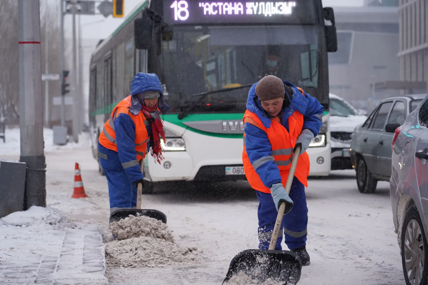 Астанада қар күреуге 2,5 мыңнан астам жұмысшы шықты