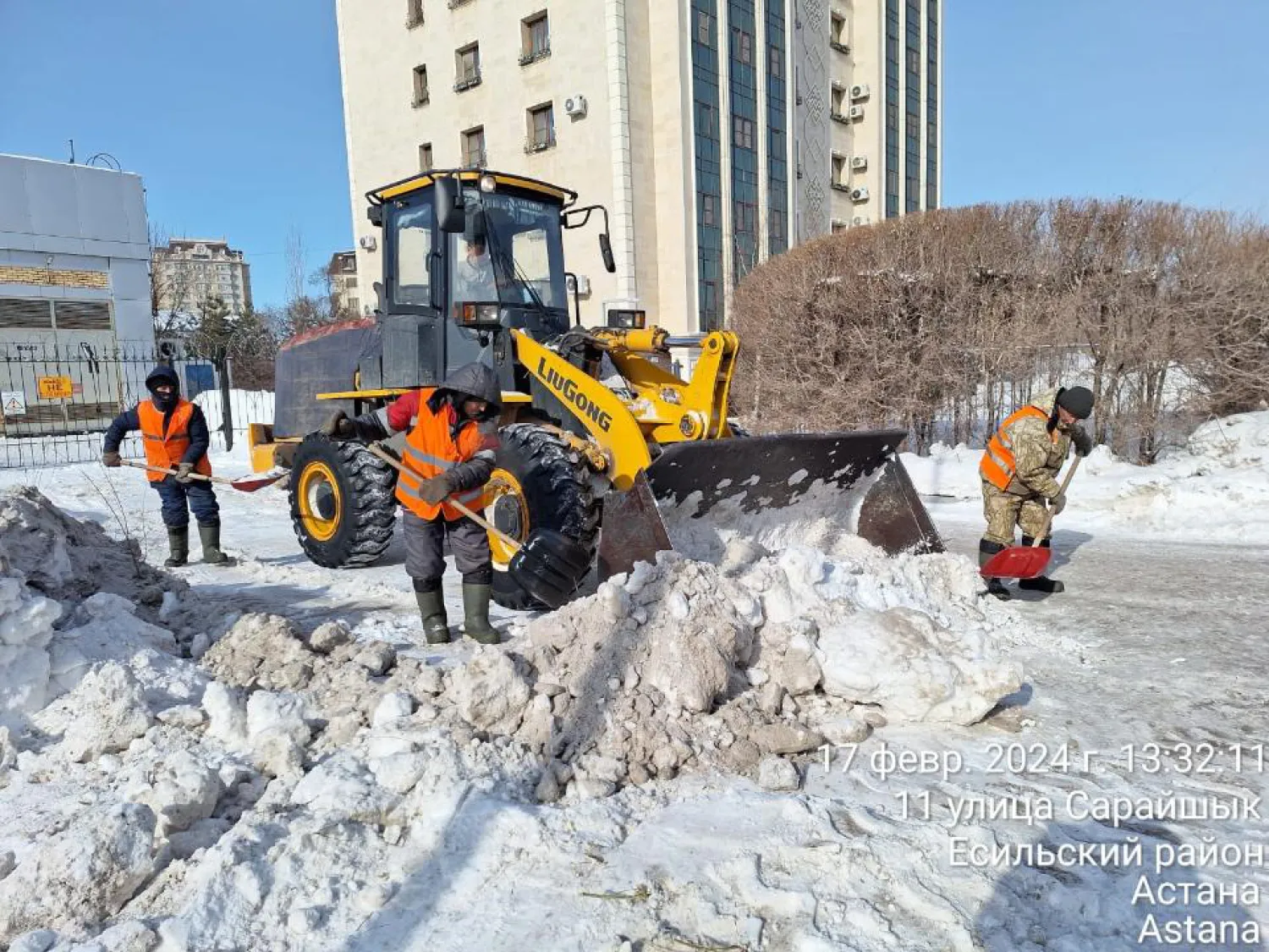 Елордада 2,2 мыңнан астам жұмысшы қар тазалауға шықты