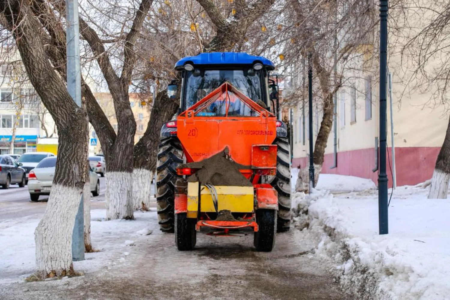 Елордада жолдарға 6 мың тоннадан астам құм-тұз қоспасы себілді