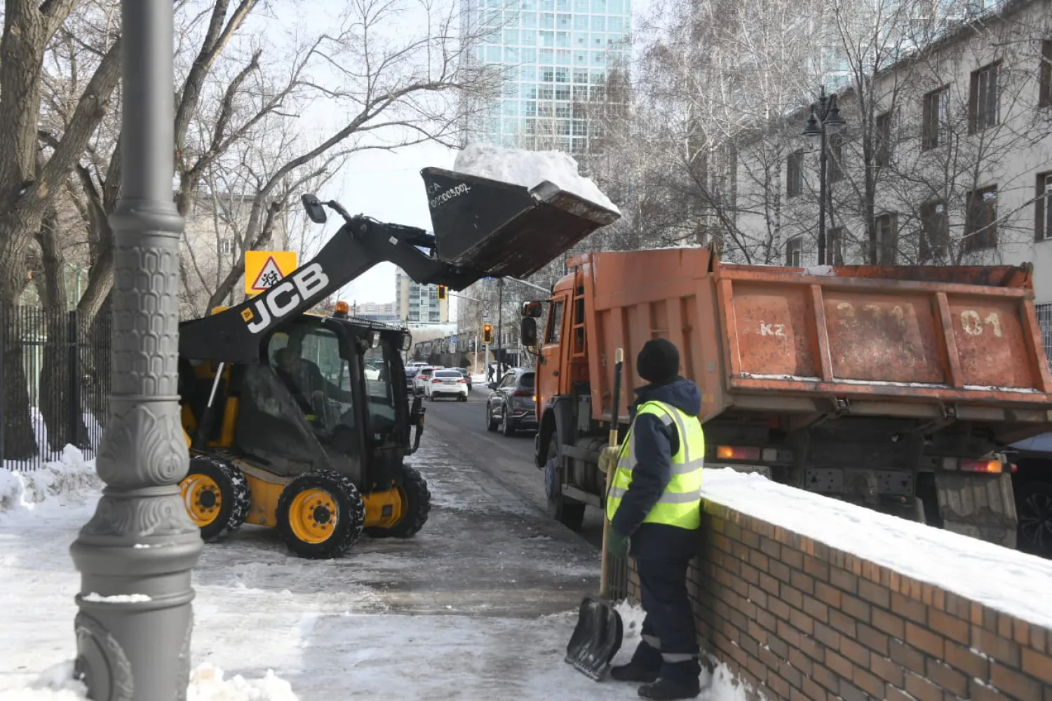 Сарыарқа ауданында екі күнде 64 мың текше метрден астам қар тазаланды