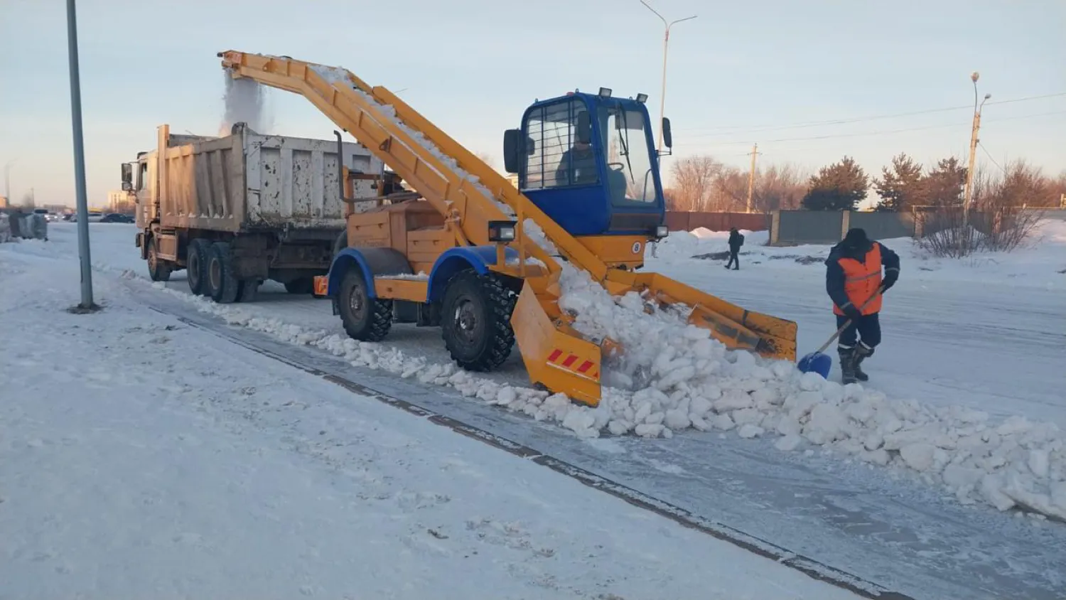 Елордада 2,4 мыңнан астам жұмысшы қар тазалауға шықты