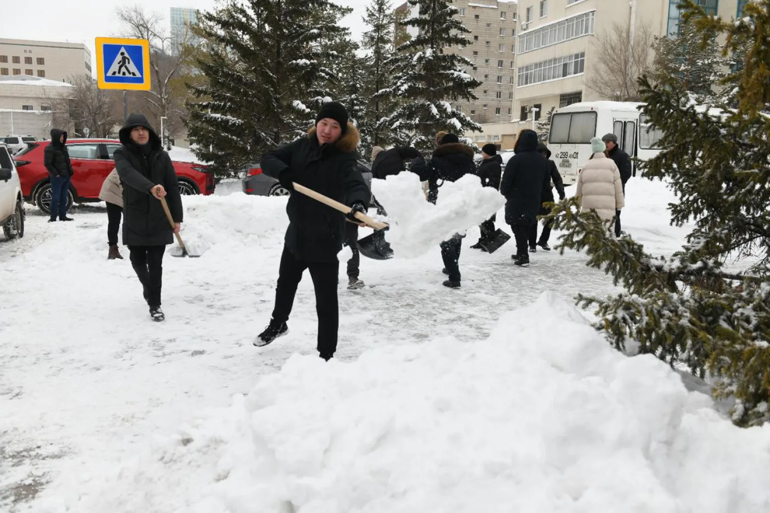 Өнер адамдары қар тазалап, коммуналдық қызметкерлерге көмектесті