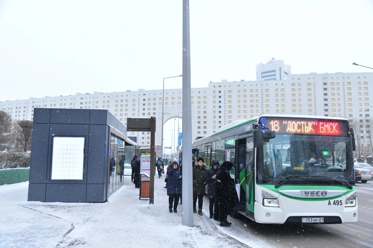 Қоғамдық көлікте отырғызу мен түсіру барлық есік арқылы жүргізіледі