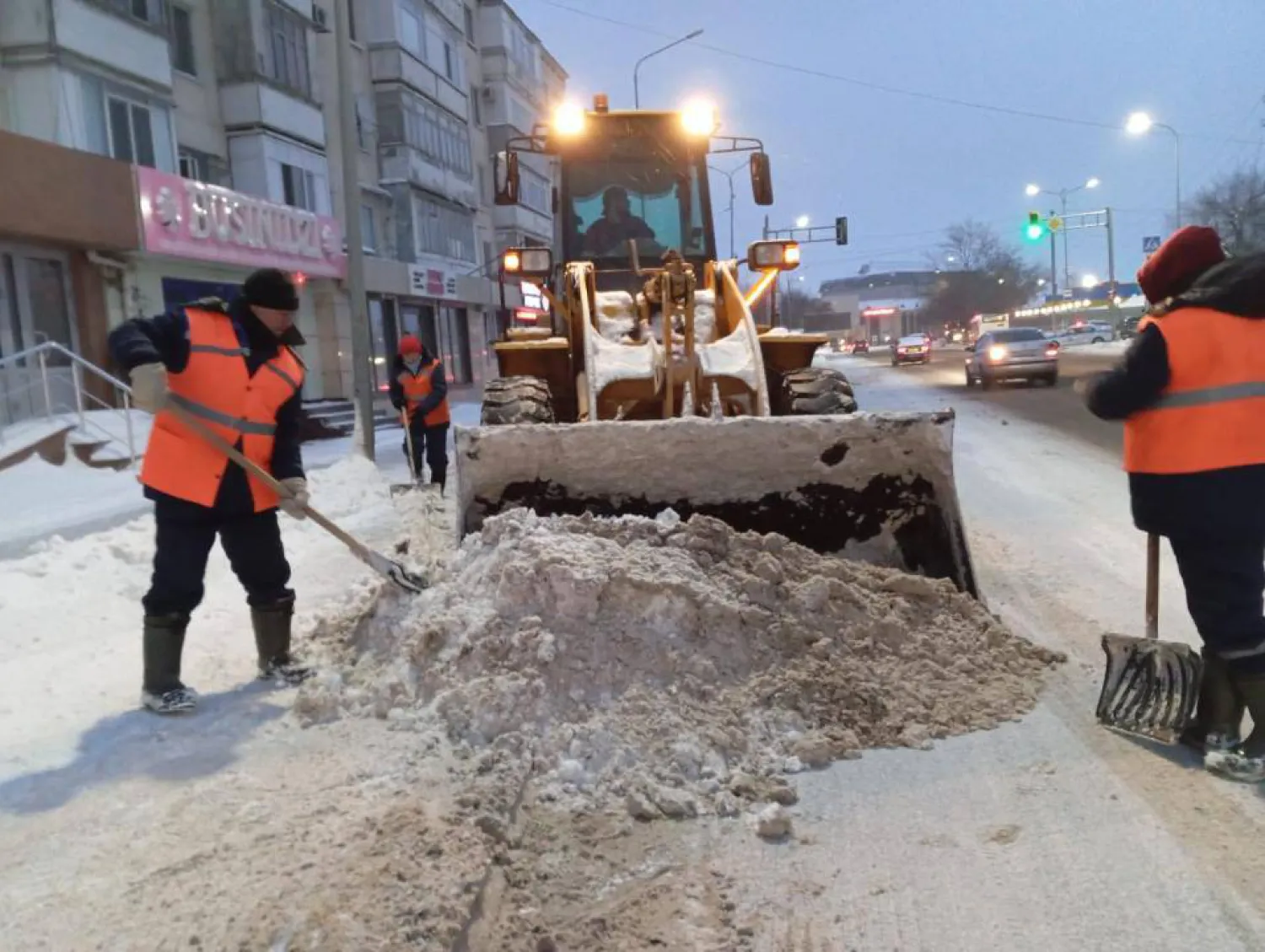 Астанада бір түнде 3,5 мыңға жуық жүк көлігіне тең қар шығарылды