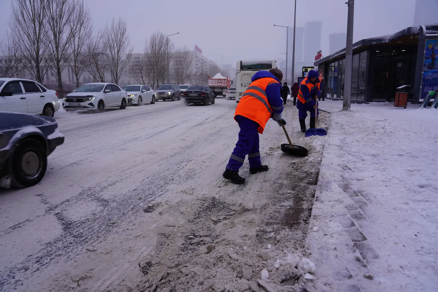 Елордада көшелерді тазартуға 700-ге жуық жол жұмысшысы жұмылдырды