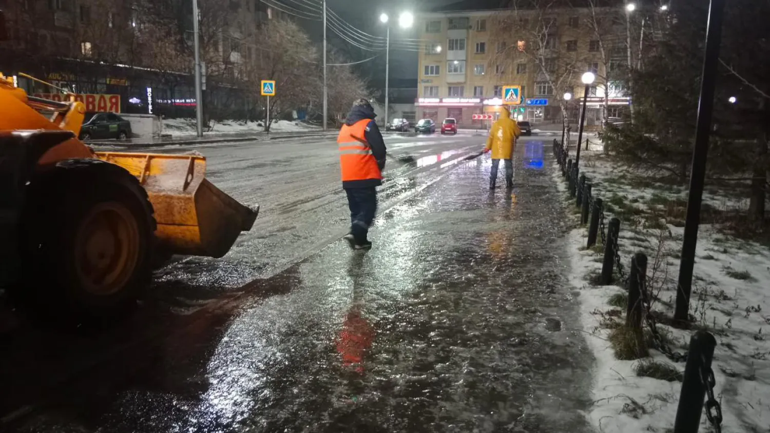 Елордада жолдар мен тротуарларға құм-тұз қоспасы себіледі