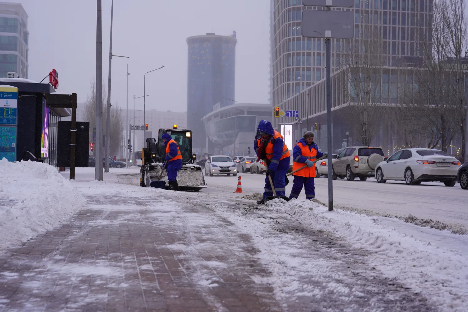 Елордада 2 мыңнан астам жұмысшы қар күреуге шықты