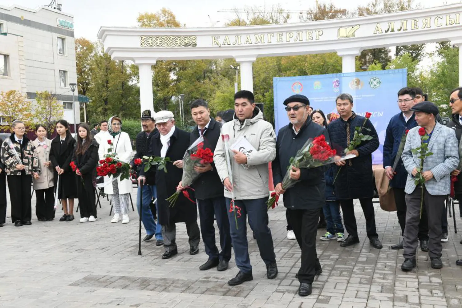 Астанада «Алаш қайраткерлері» ескерткішіне гүл шоқтары қойылды