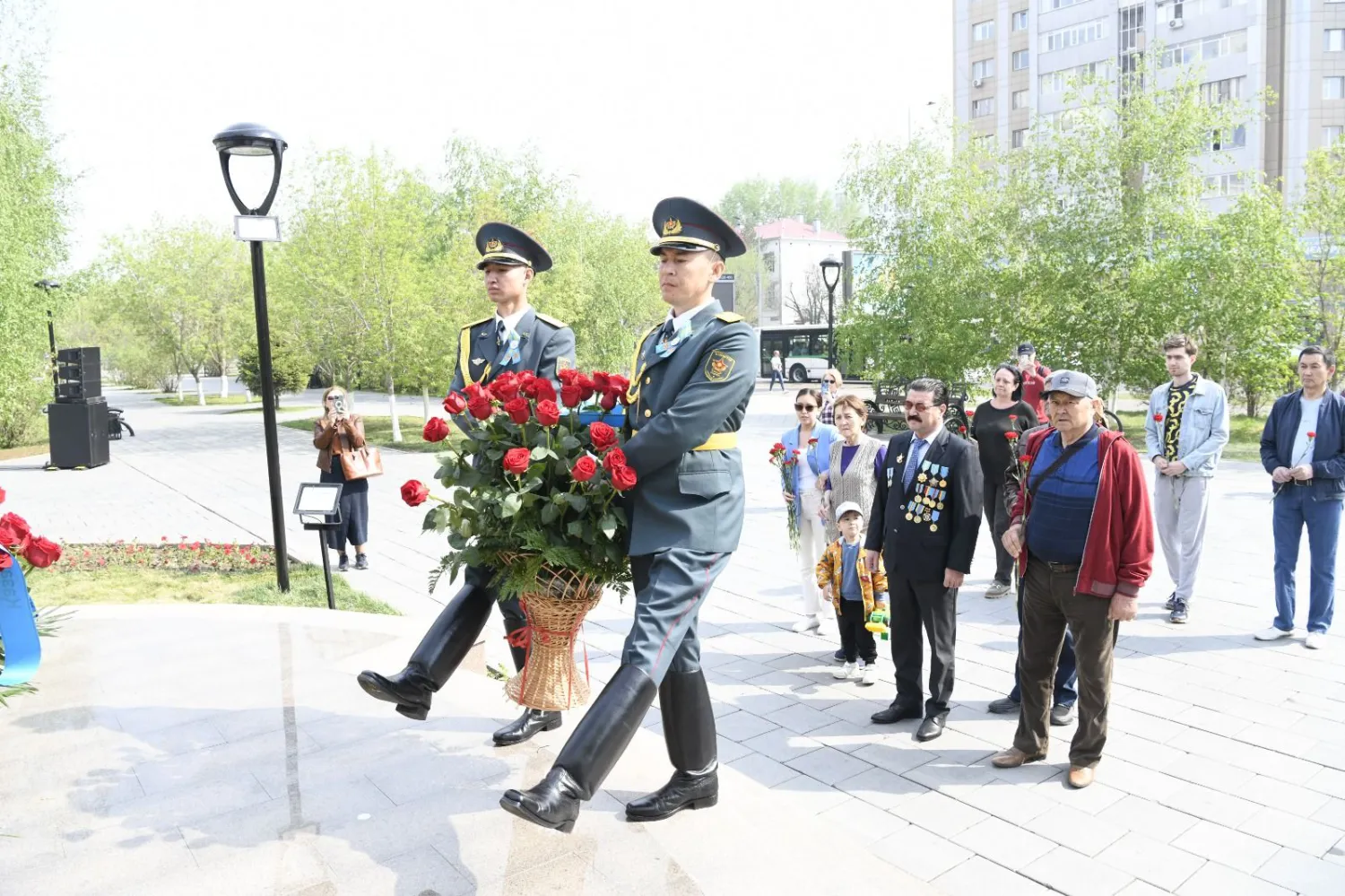 Елордада Талғат Бигелдинов ескерткішіне гүл шоқтары қойылды (ФОТО)