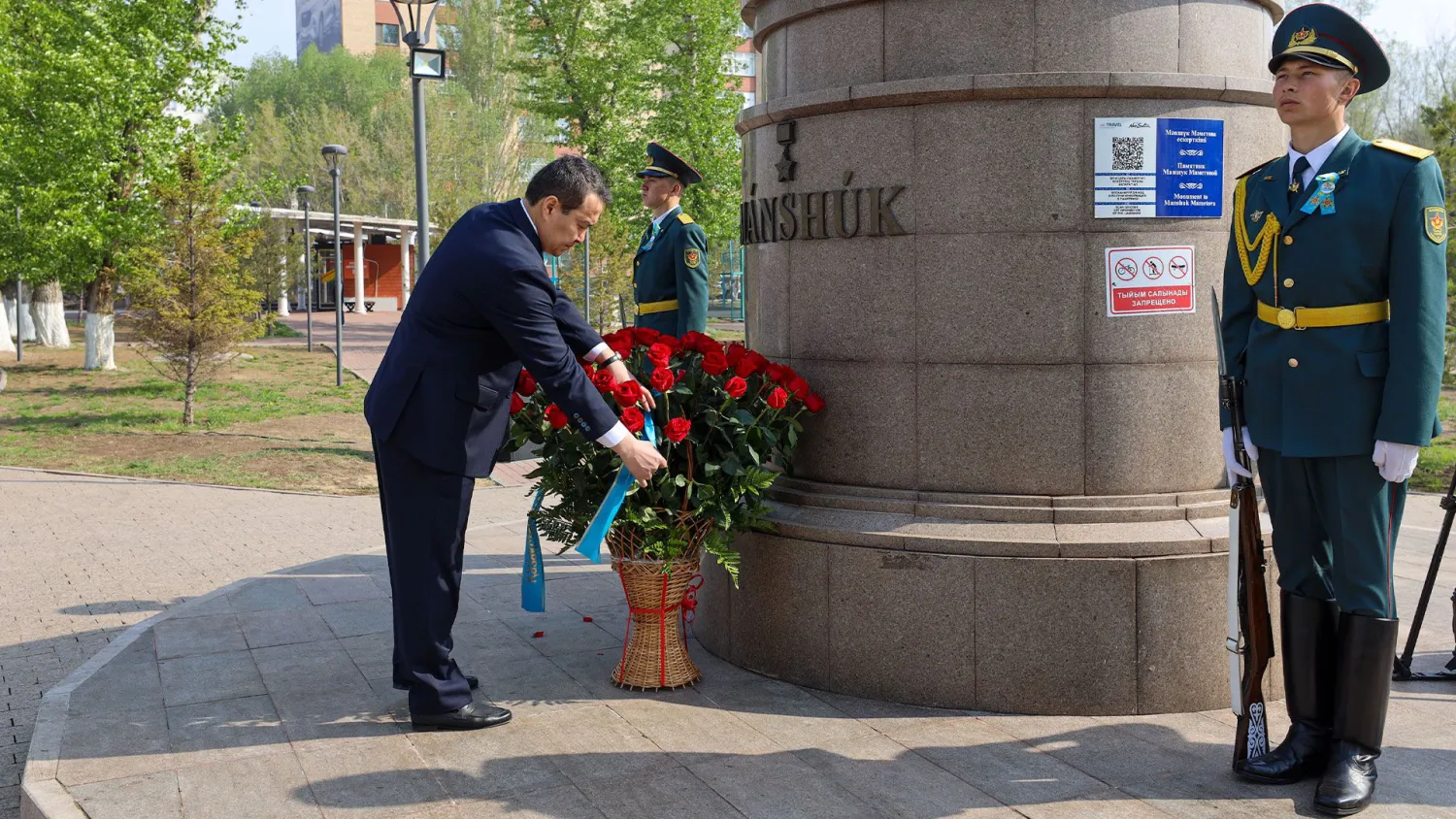 Премьер-министр Мәншүк Мәметованың ескерткішіне гүл шоқтарын қойды