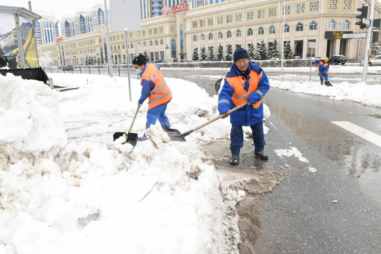 Астанада қар күреуге 2 300 жол жұмысшысы шықты