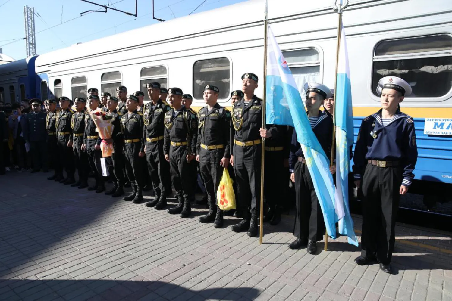 Астаналықтар запасқа шығарылған теңізшілерді салтанатты жағдайда қарсы алды