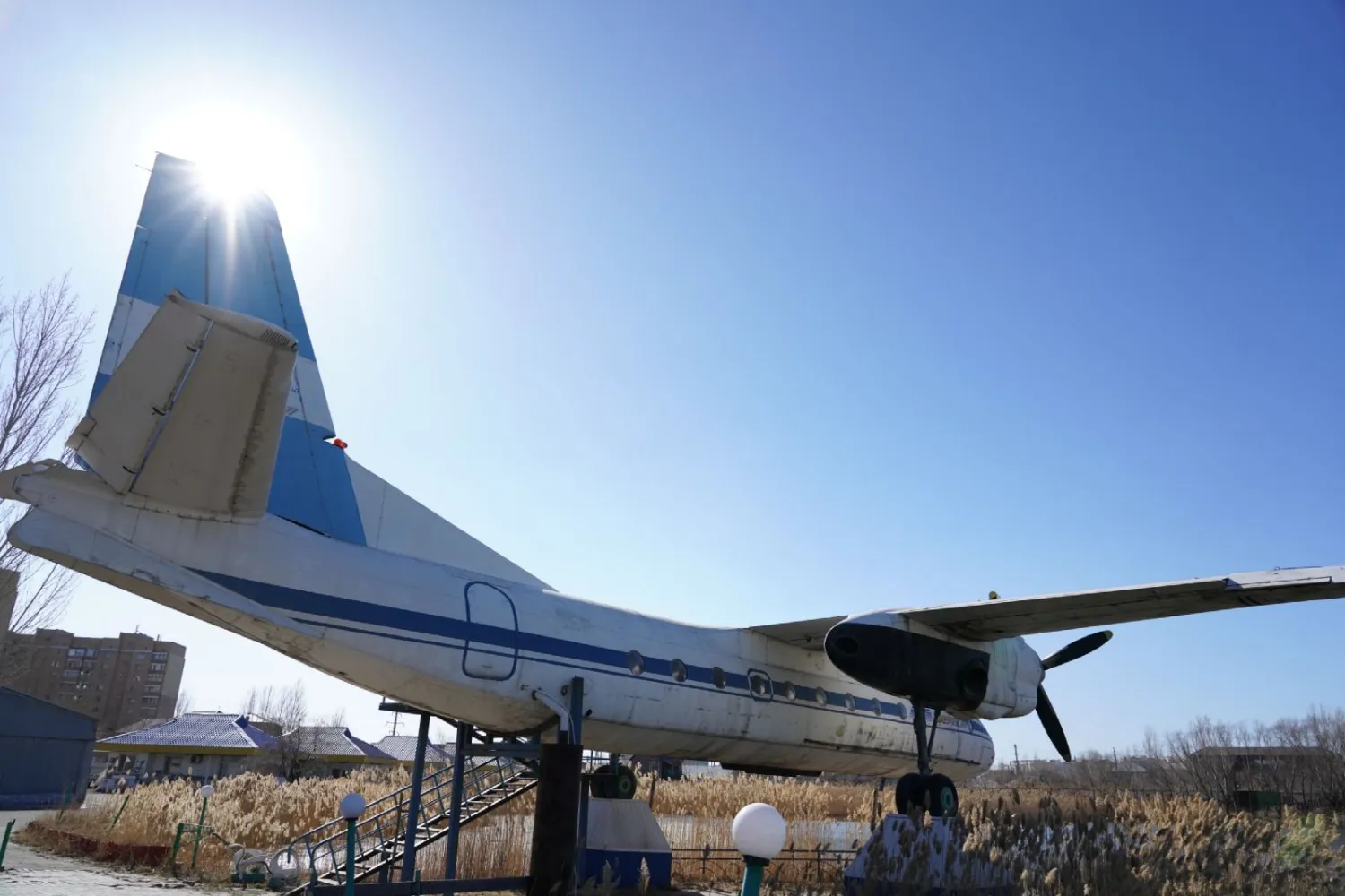 Елордада үйлер арасында орналасқан АН-24 ұшағы туралы білесіз бе