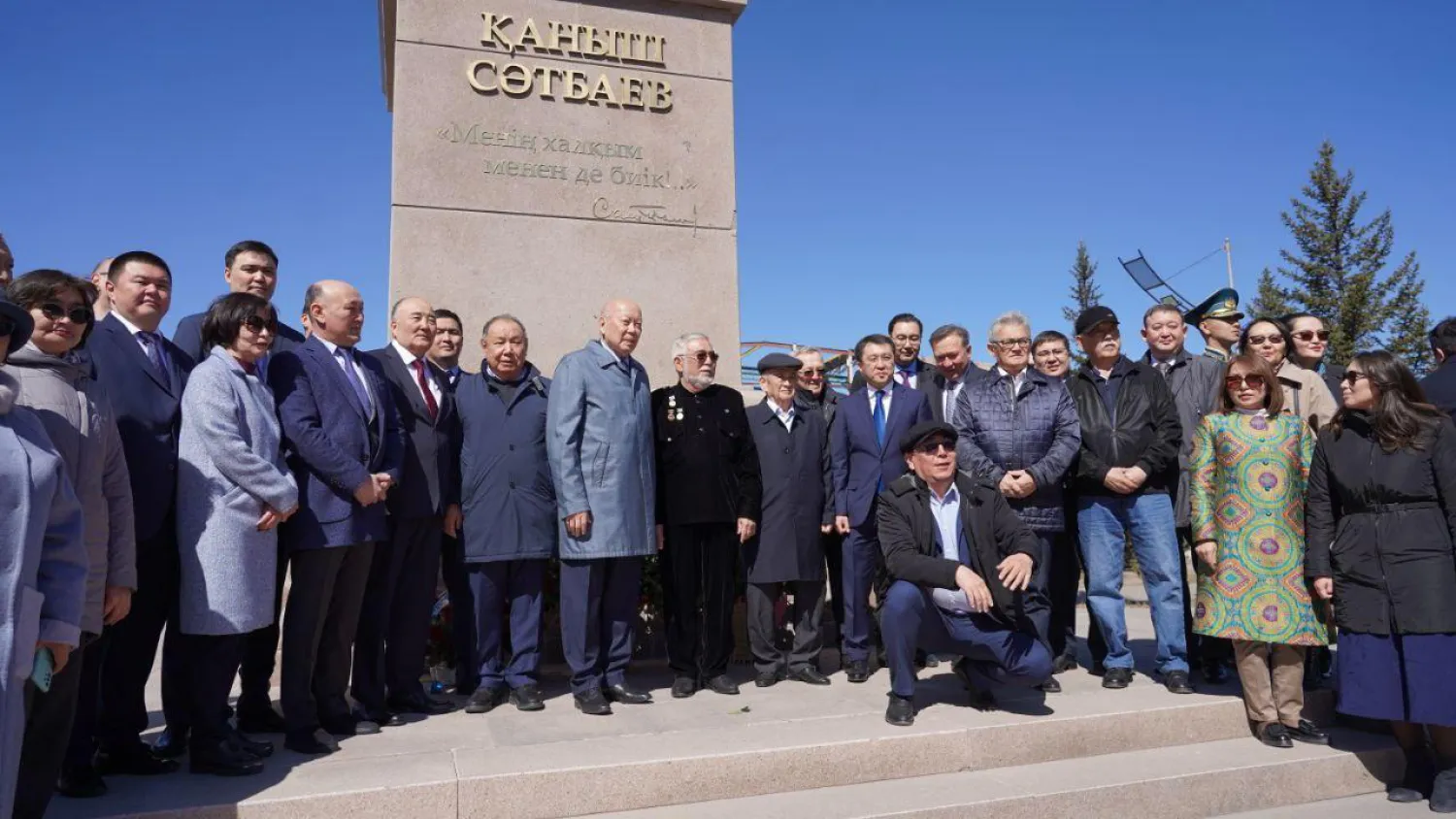 Елордада Қаныш Сәтбаевтың ескерткішіне гүл шоқтары қойылды