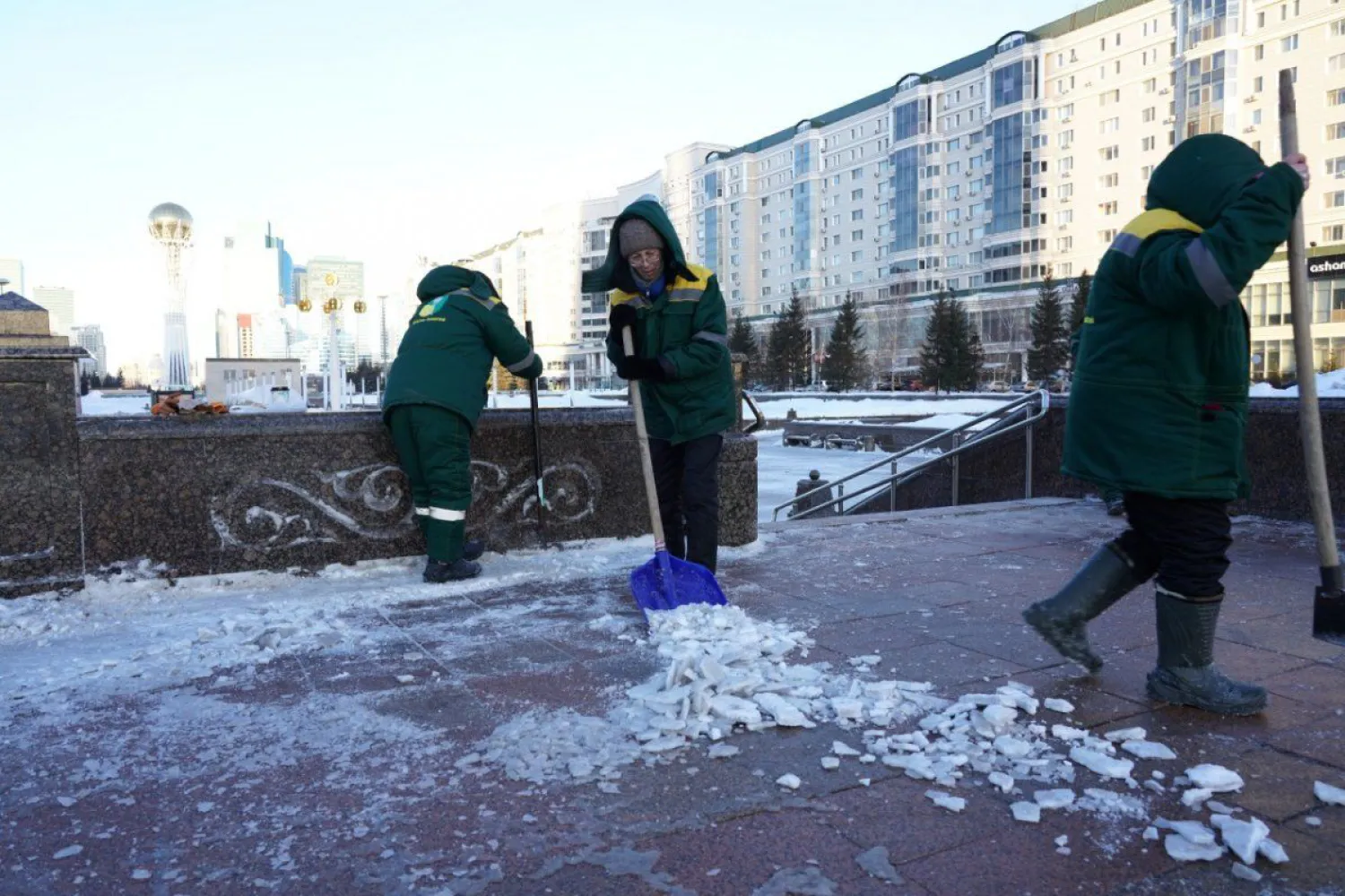 Астанада тротуарлар мен жолдардың мұзы тазартылып жатыр (ФОТО)