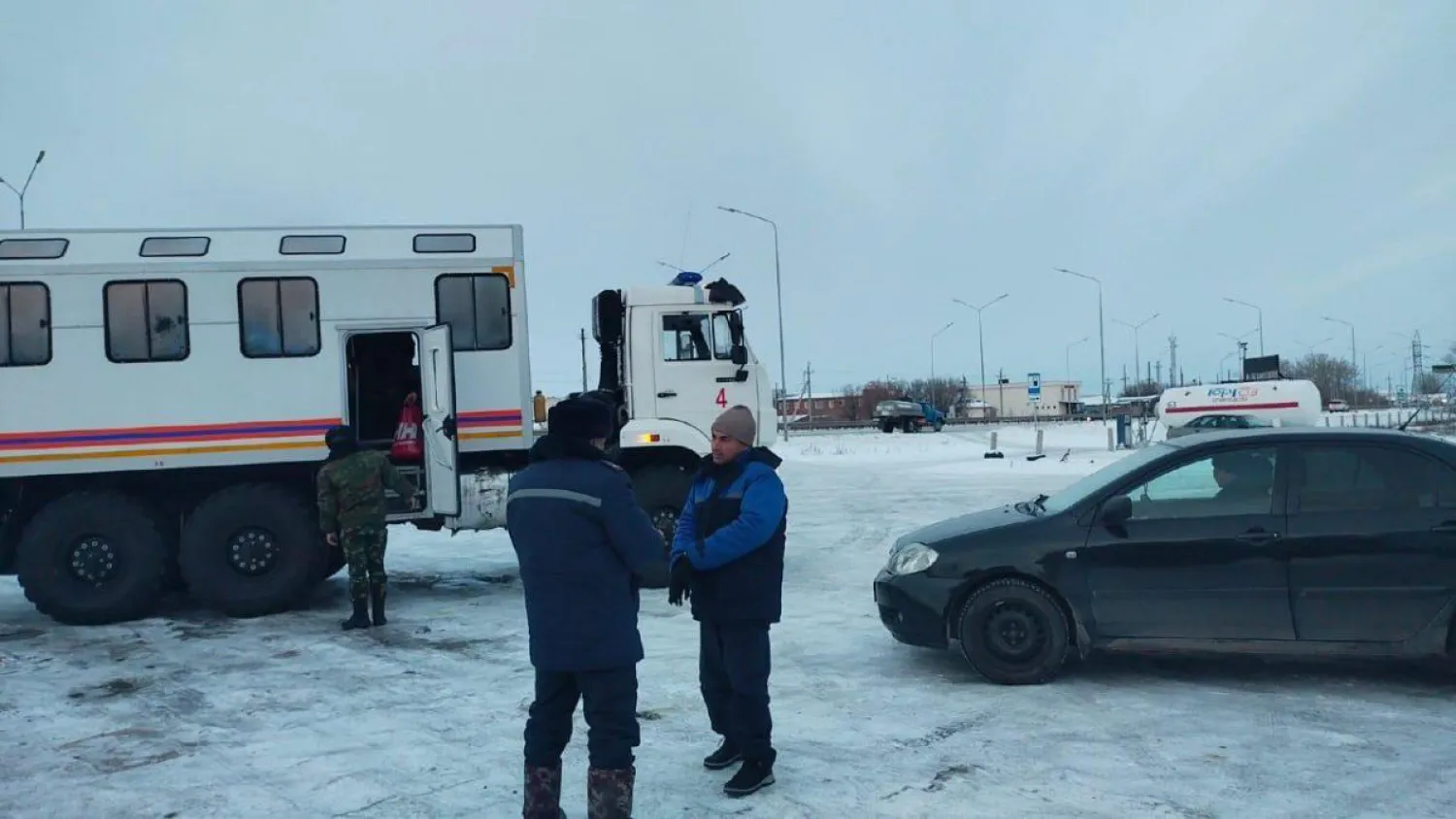 Елордалық құтқарушылар жолда қалып қойған адамдарды эвакуациялады