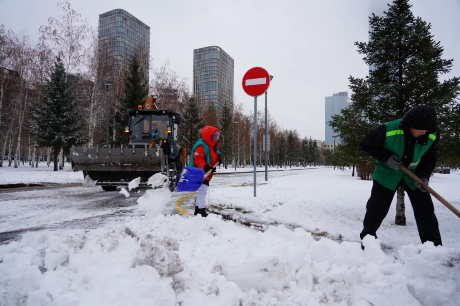 Елордада қар күреуге 2 мыңнан астам жол жұмысшысы жұмылдырылды