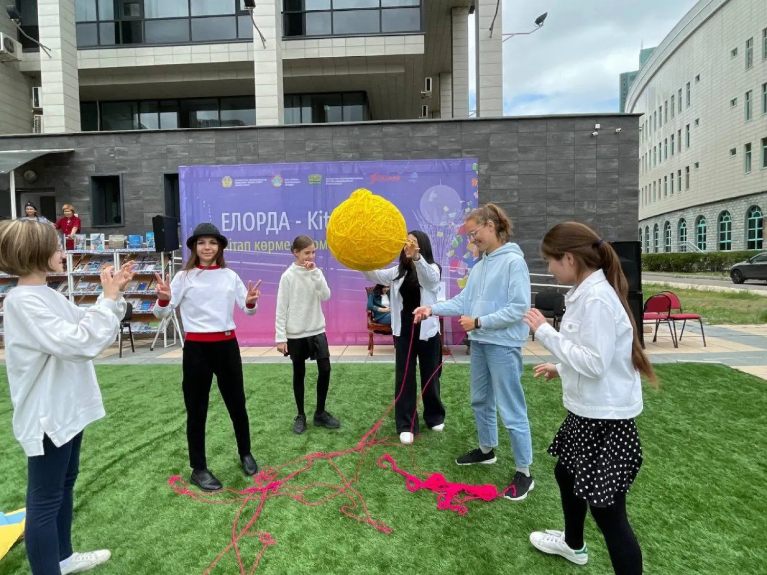 Елордада қала күніне орай кітап көрме-жәрмеңкесі өтті