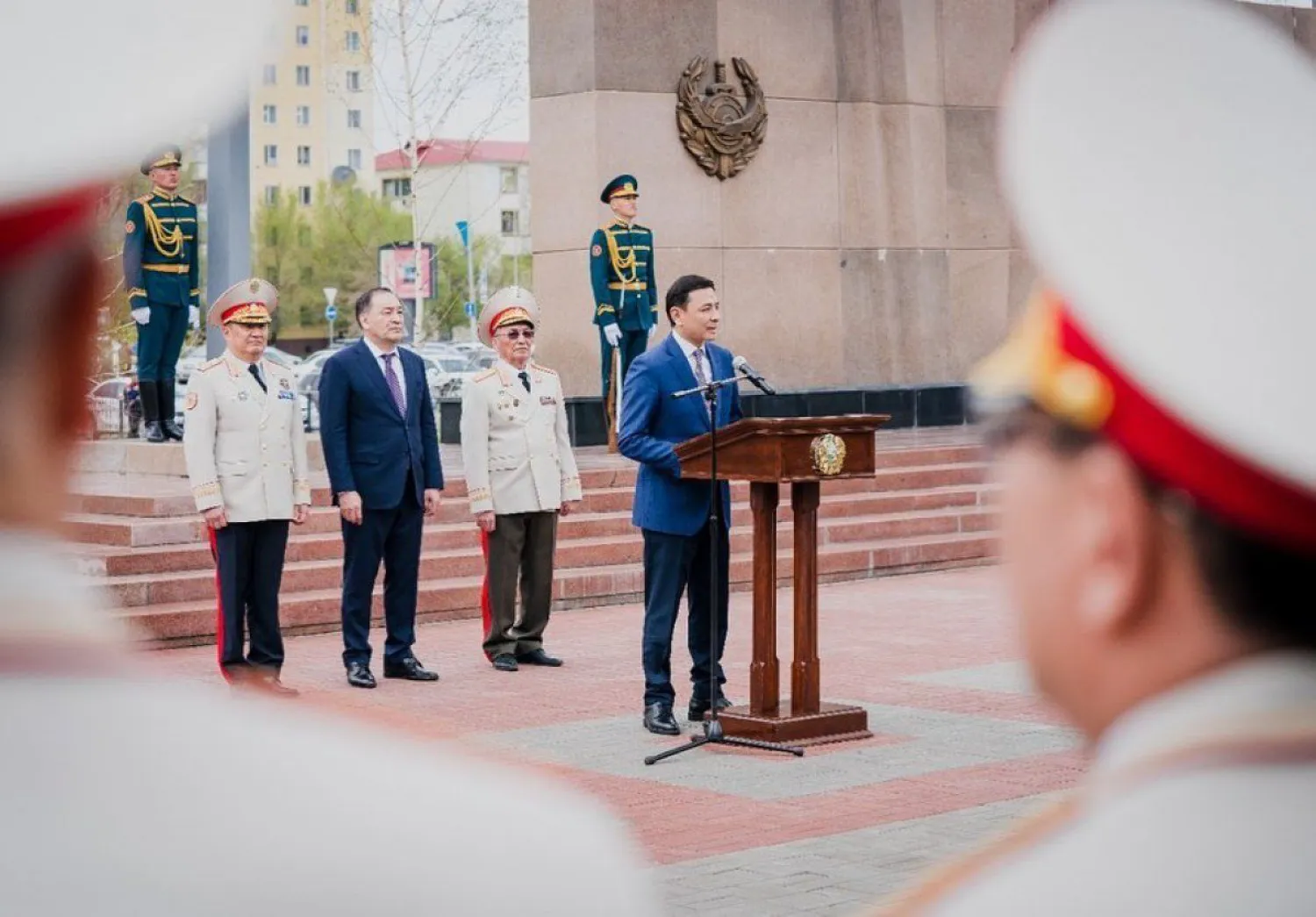 Алтай Көлгінов елорда тұрғындарын Отан қорғаушылар күнімен құттықтады