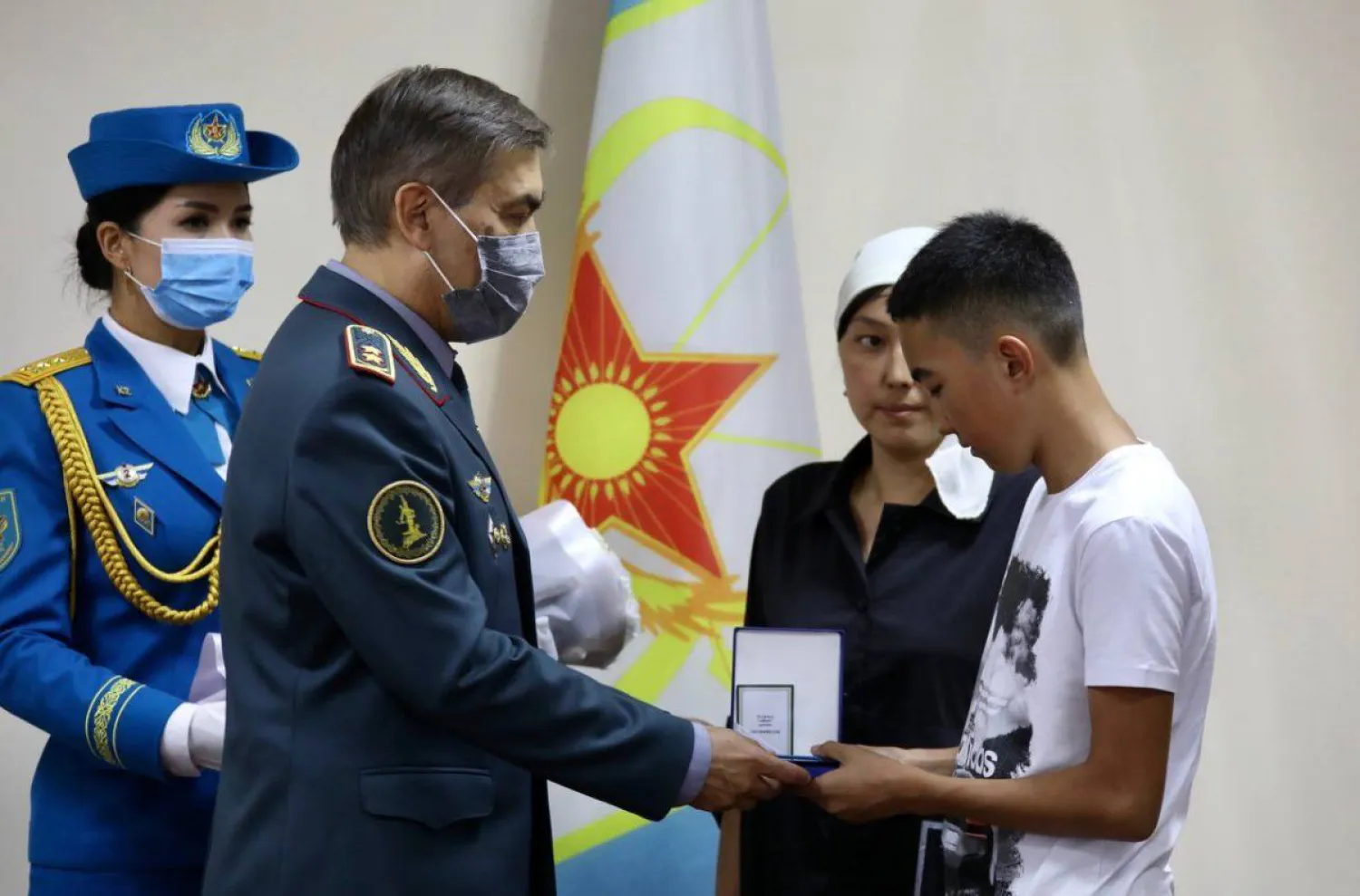 Қорғаныс министрі қаза тапқан әскери қызметшілердің отбасыларына наградалар табыс етті