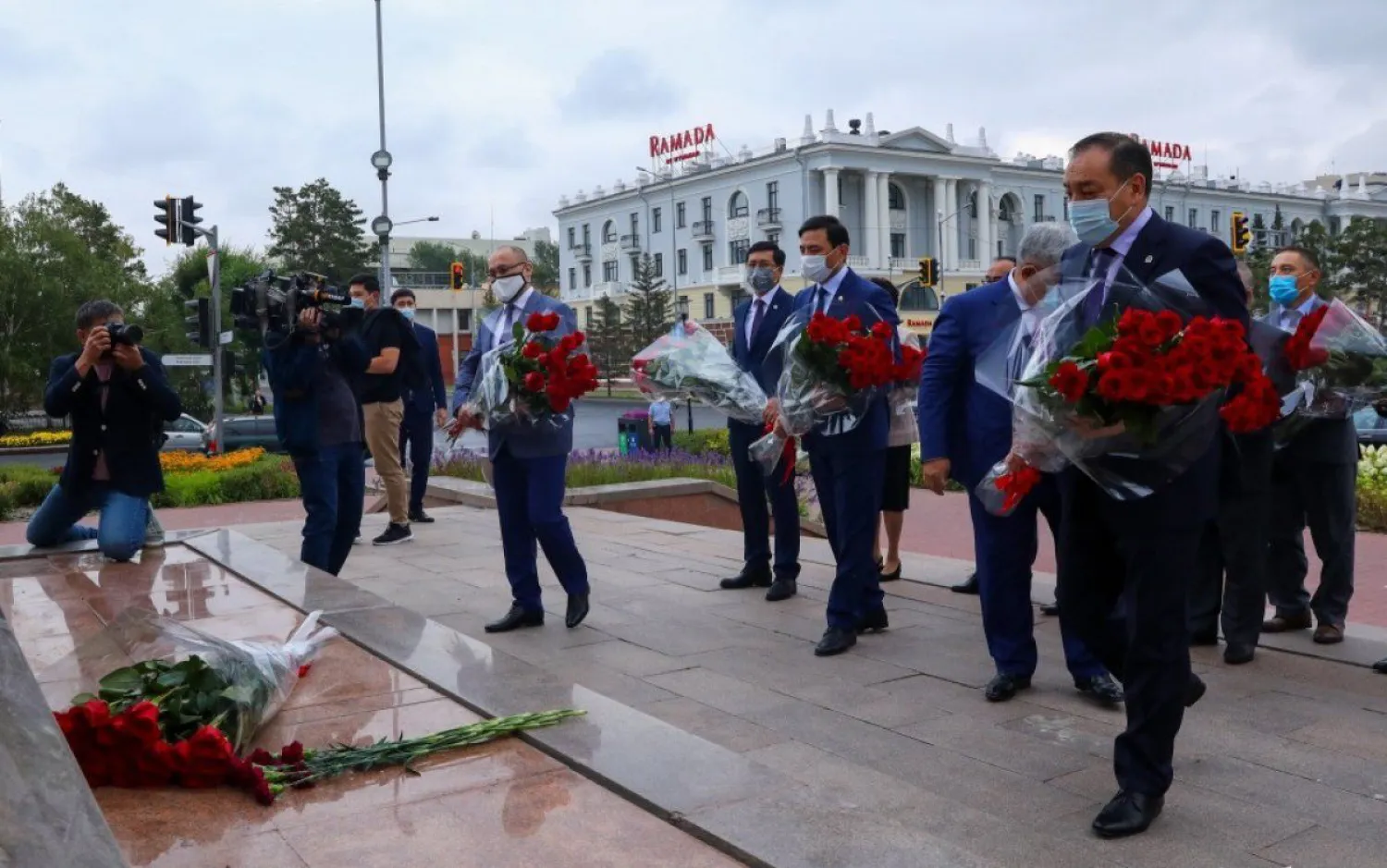 Елордадағы Абай ескерткішіне гүл шоқтары қойылды