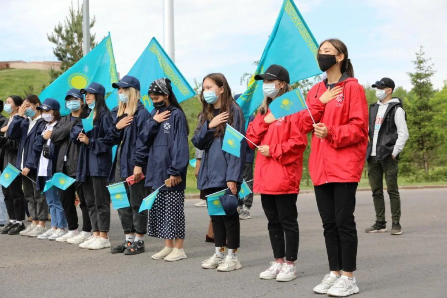 Елордада жастар ұйымдары Мемлекеттік рәміздер күніне орай патриоттық акция өткізді