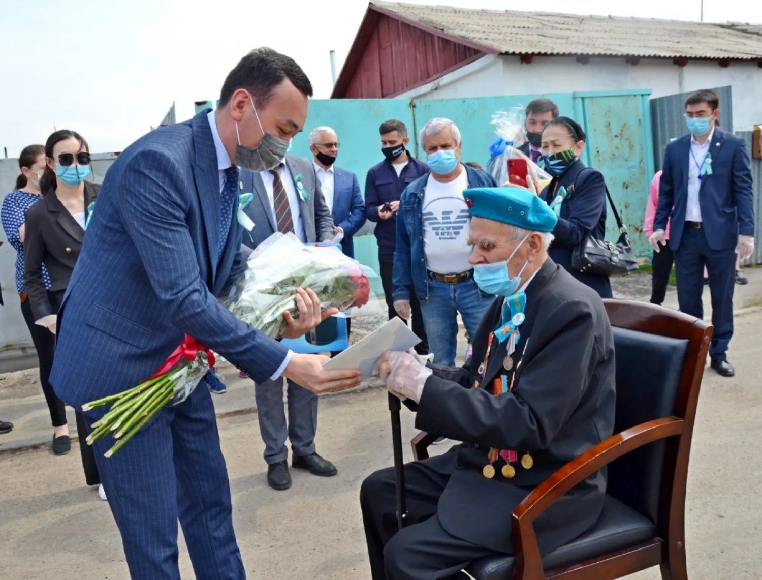 Сарыарқа ауданының әкімі ардагерлерді келе жатқан Жеңіс күнімен құттықтады