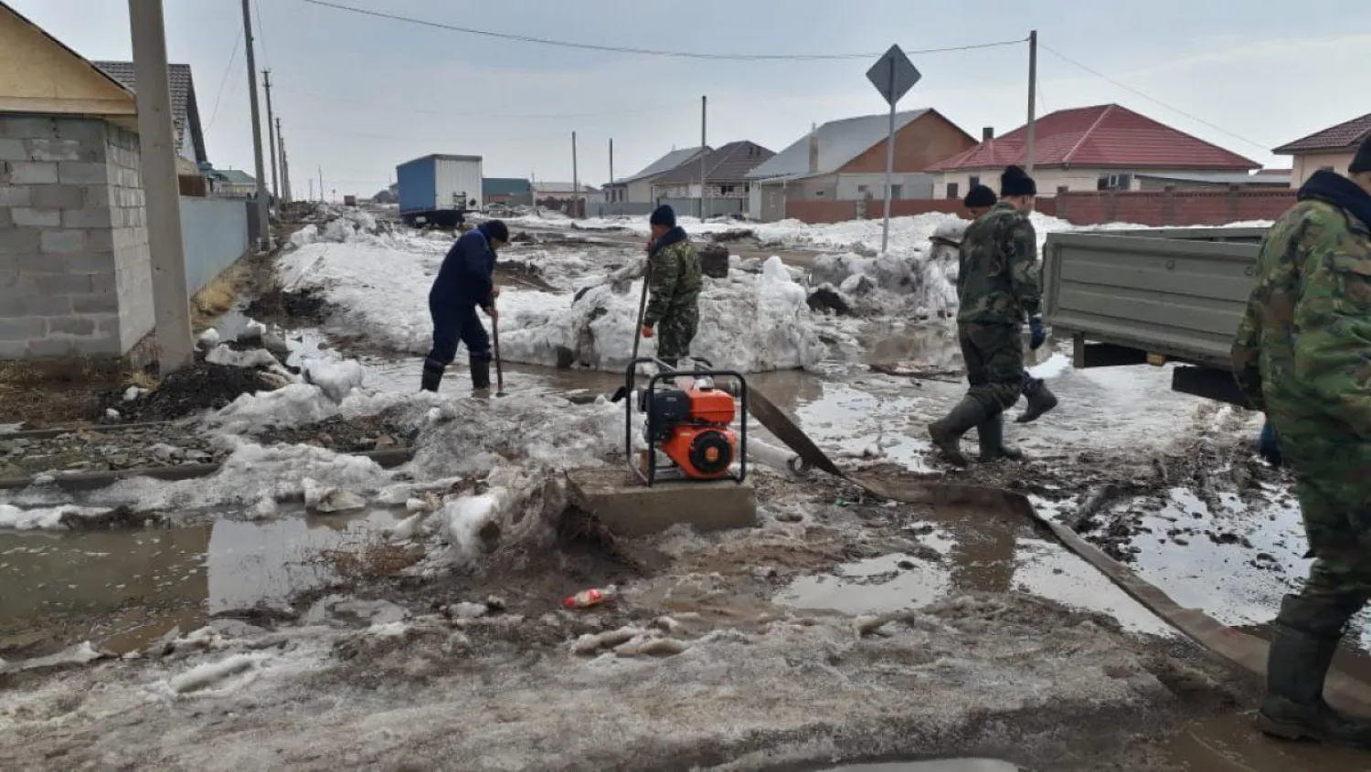 Тасқынға тосқын: Екі өңір құтқарушылары Қояндыда қызу жұмыс жүргізіп жатыр