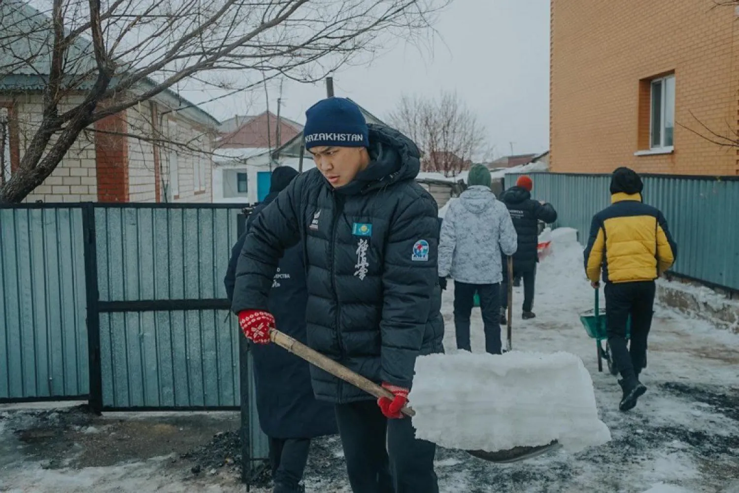 Ізгі істер марафоны: елордалық спортшылар егде жастағы астаналықтың ауласын қар мен мұздан тазартты