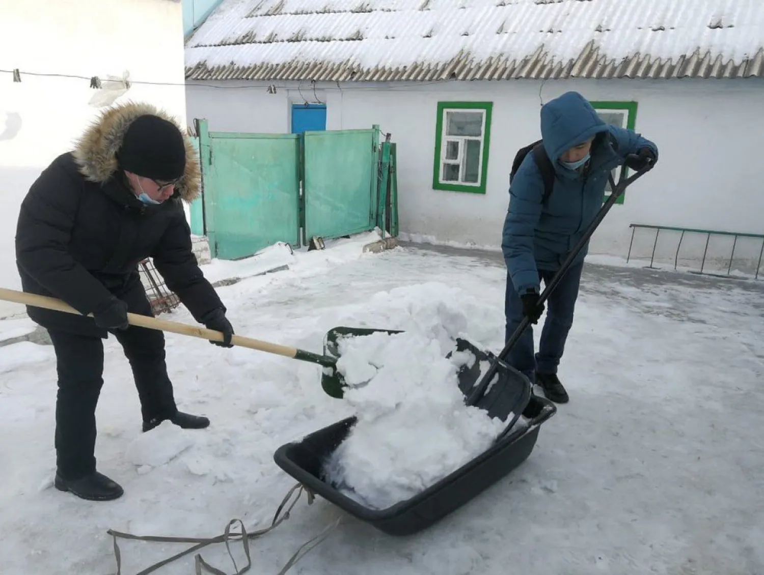 «Jas Otan» ЖҚ еріктілері зейнеткерлердің ауласын қардан тазартуға көмектесті