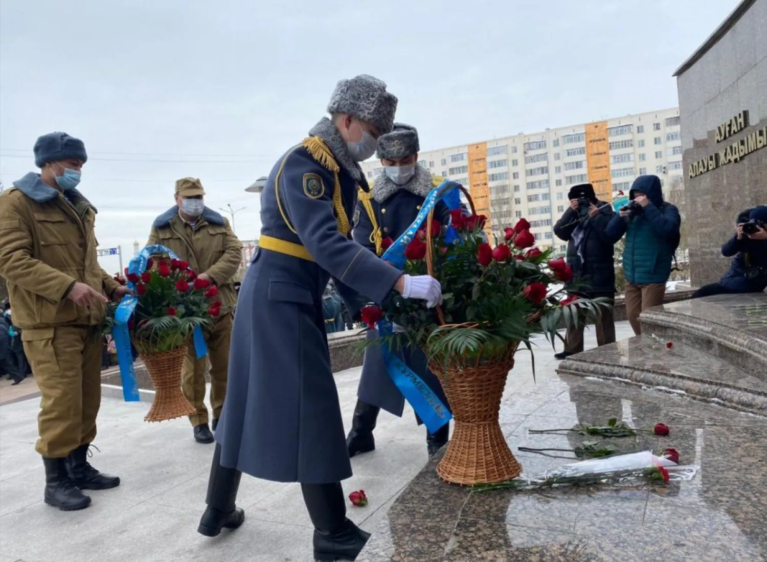 Ауған соғысының аяқталғанына 32 жыл: Елордадағы ескерткіш алдында гүл шоғын қою рәсімі өтті