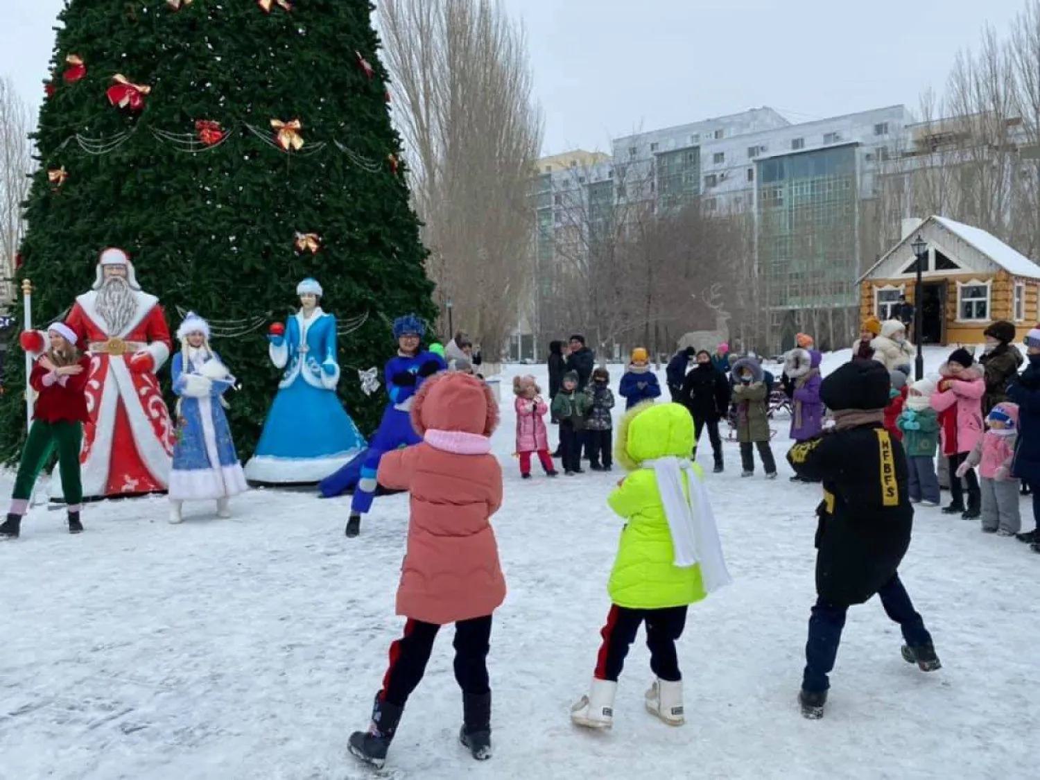 Nur-Sultan Snowpark алаңындағы «Аяз Ата үйі» балаларға сыйлық таратты