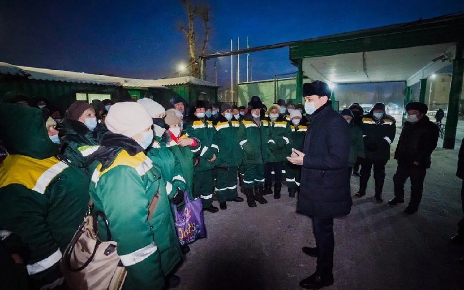 Елорда әкімі коммуналшылар мен жүргізушілерді құттықтады