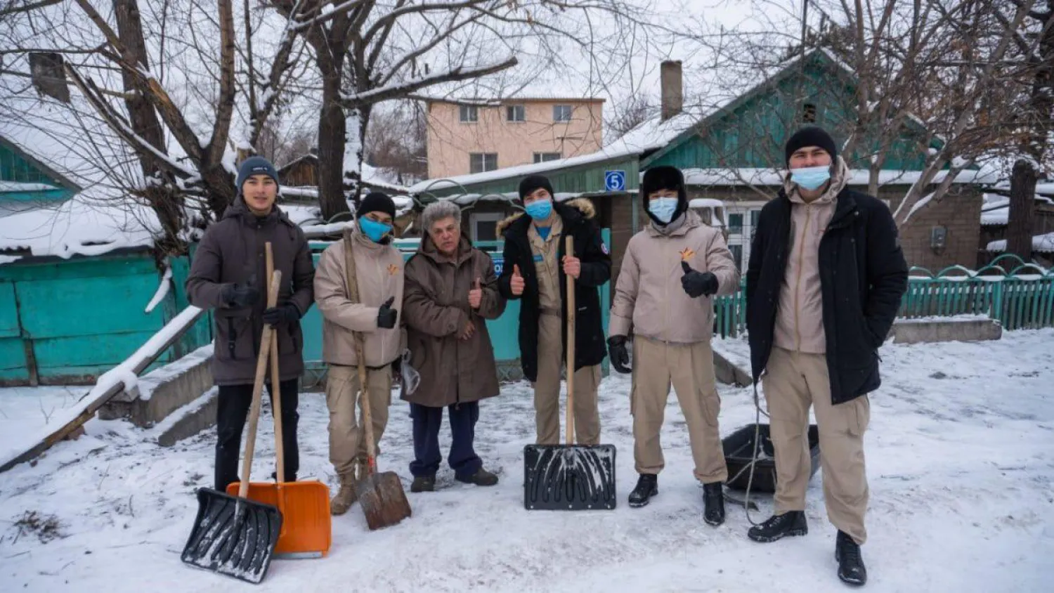 «Жас сарбаздар» ардагерлер мен мүмкіндігі шектеулі жандардың ауласын қардан тазалады