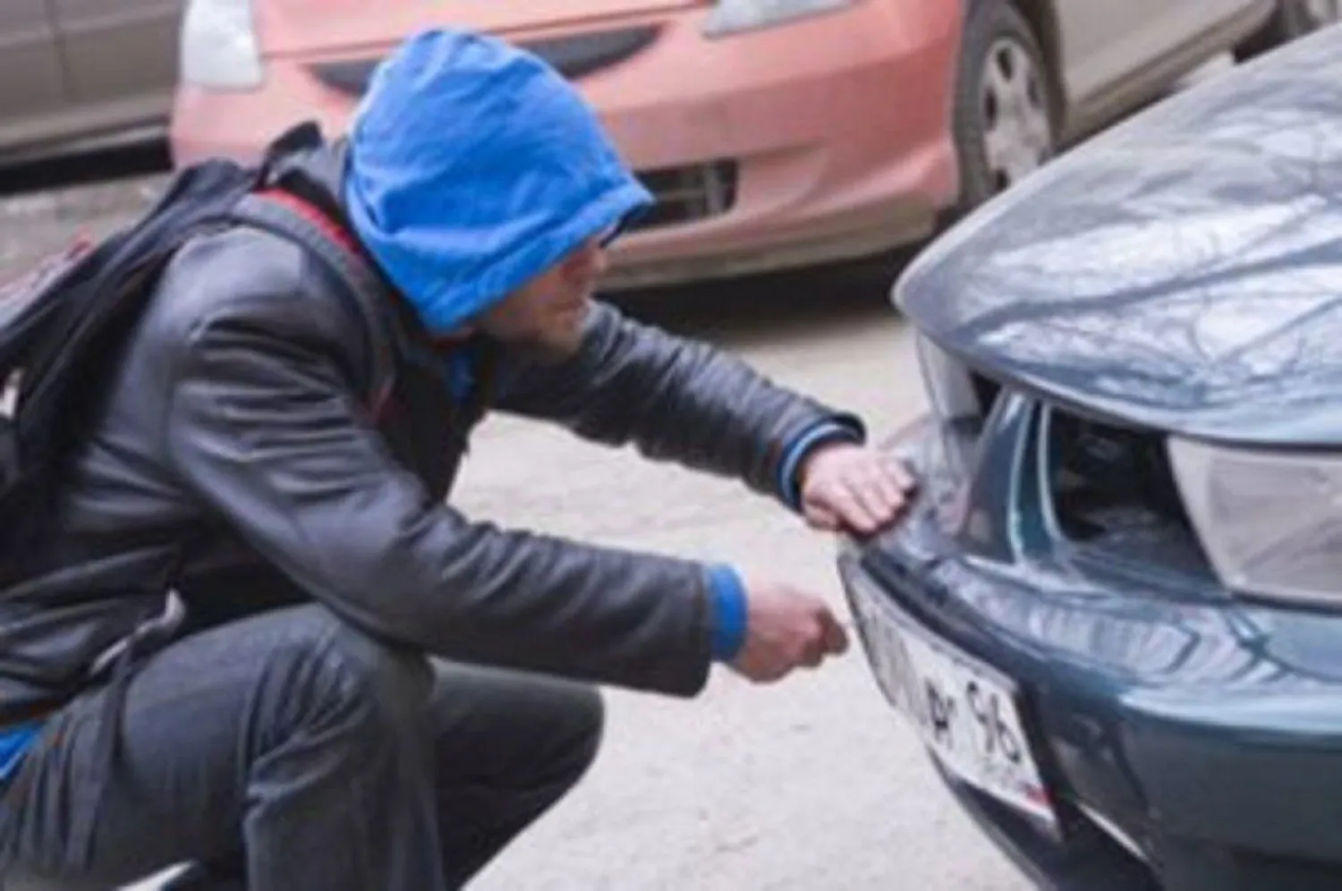 Елордада 16 автокөліктің номерін ұрлап, ақша бопсалаған адам ұсталды