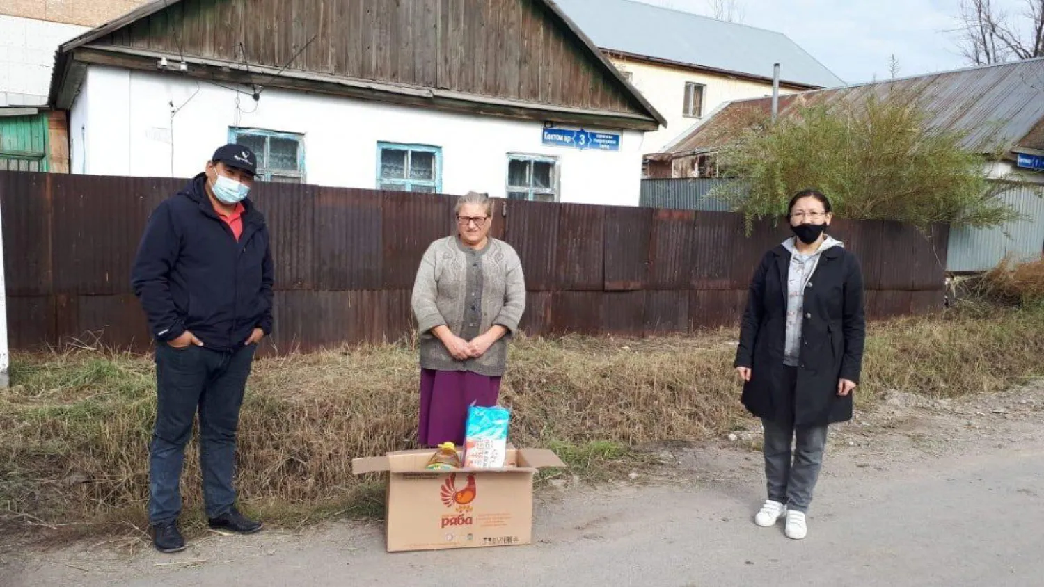 Волонтерлер зейнеткерлер мен ардагерлерге азық-түлік жиынтығын жеткізді